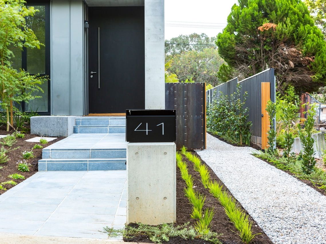 Link Edge aluminium garden edging along a lawn
