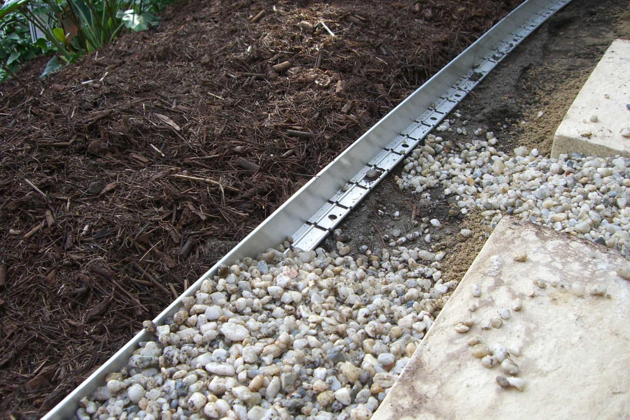 Link Edge edging separating lawn and garden bed