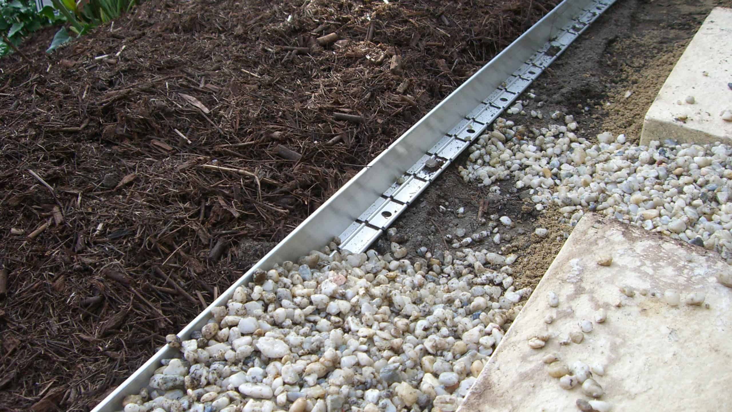 Link Edge edging separating lawn and garden bed