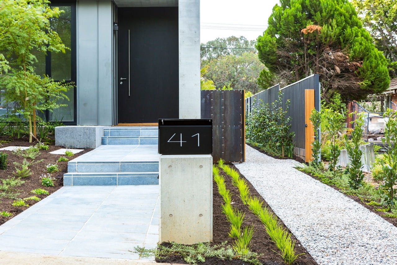 Link Edge aluminium garden edging along a lawn