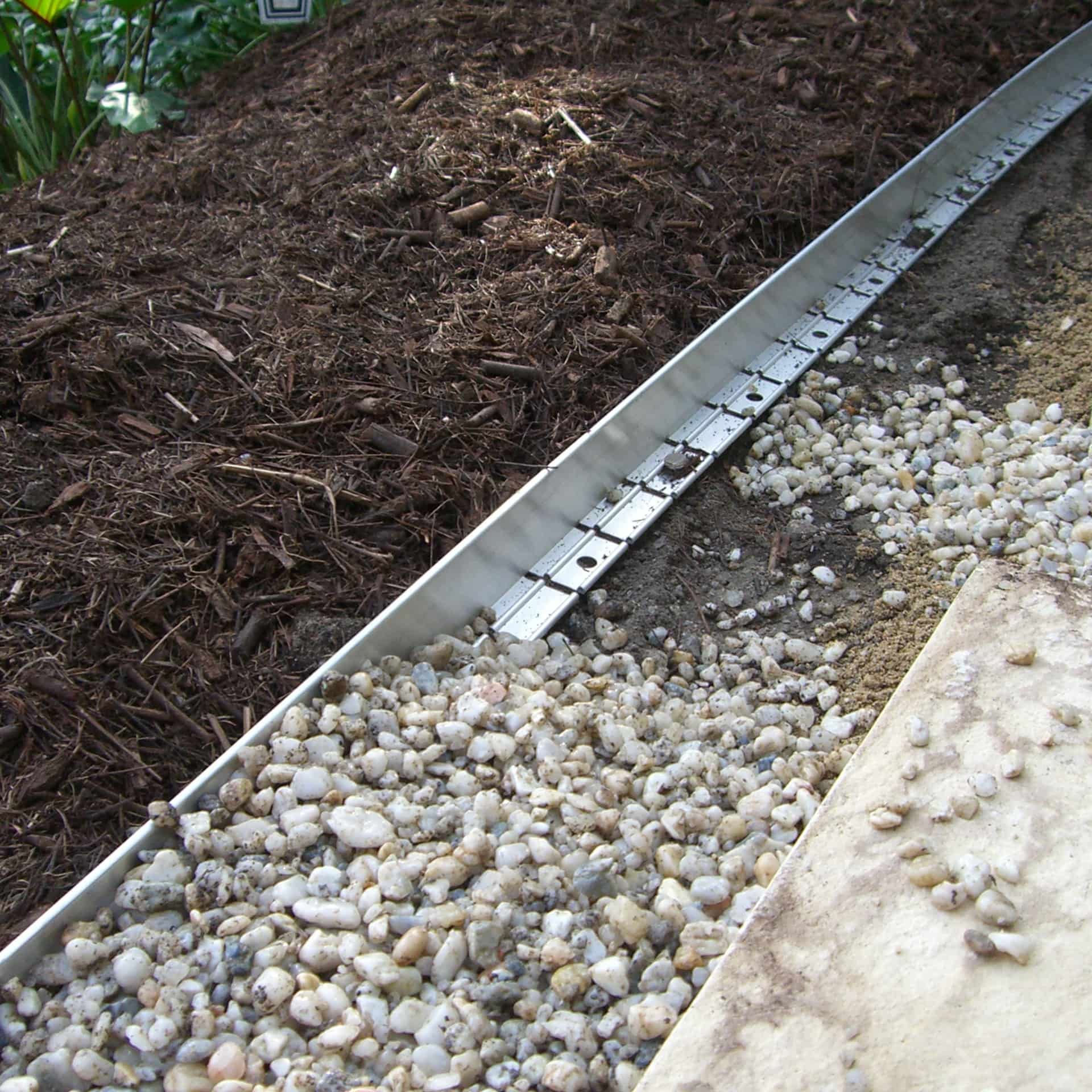 Link Edge edging separating lawn and garden bed