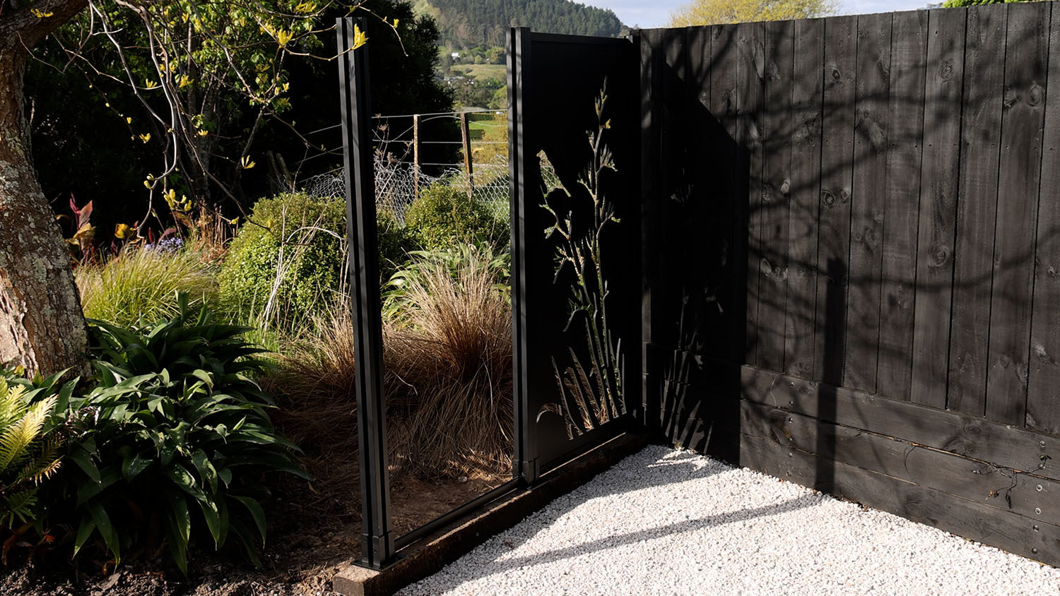 Decortative screen post and rail system install